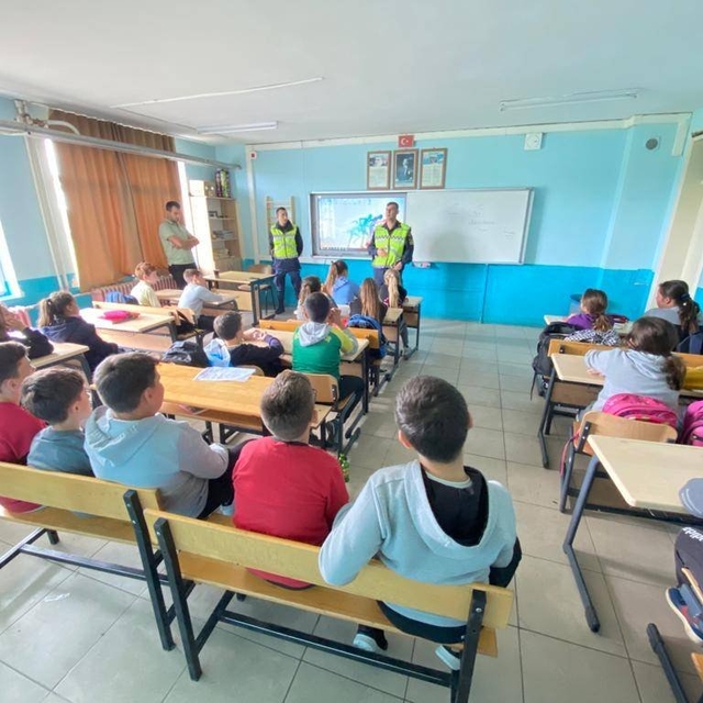 Edirne'de jandarma ekiplerinden öğrencilere trafik eğitimi