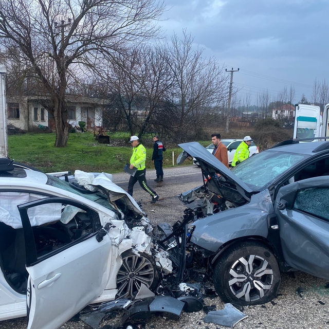 Muğla'da iki otomobil çarpıştı, 2 kişi öldü, 2 kişi ağır yaralandı