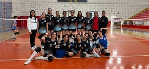 Kayapınar Belediyesi kız voleybol takımı ilk galibiyetini aldı