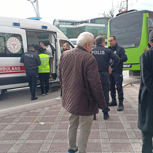 Özel halk otobüsü, durakta yolcu alan belediye otobüsüne çarptı: 6 yaralı