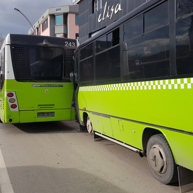 Kocaeli'de yolcu otobüslerinin çarpıştığı kazada 6 kişi yaralandı
