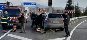 Eskişehir'de bariyerlere çarpan otomobilin sürücüsü öldü