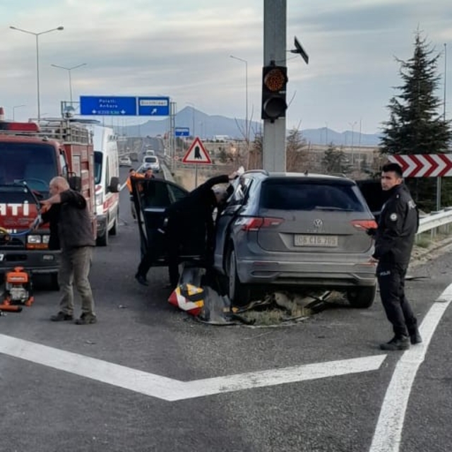Eskişehir'de bariyerlere çarpan otomobilin sürücüsü öldü