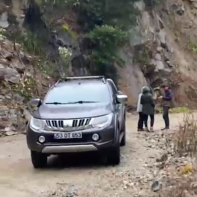 Rize'de heyelan; yayla yolu kapandı