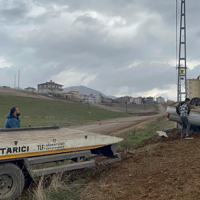 Adana'da devrilen otomobildeki karı koca yaralandı