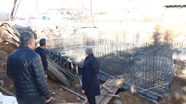 Baskil Belediye Başkanı Akmurat, inşası süren İlçe Emniyet Amirliği binası ile ilgili inceleme yaptı