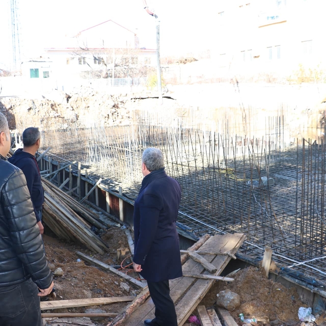 Baskil Belediye Başkanı Akmurat, inşası süren İlçe Emniyet Amirliği binası...