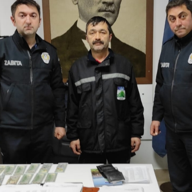 Espiye'de temizlik işçisi bulduğu cüzdanı belediyeye teslim etti