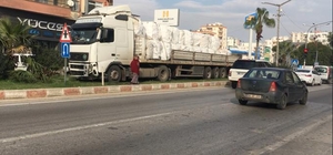 Mersin'de yaya geçidindeki öğrenci kontrolden çıkan tırdan son anda kurtuld...