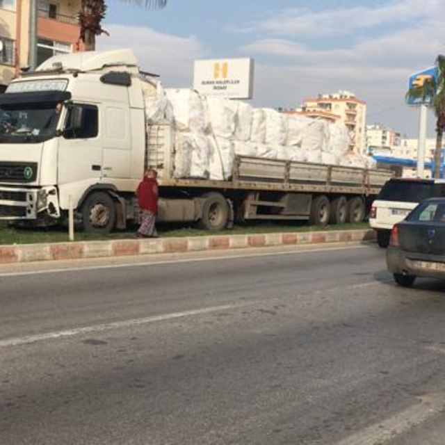Mersin'de yaya geçidindeki öğrenci kontrolden çıkan tırdan son anda kurtuld...