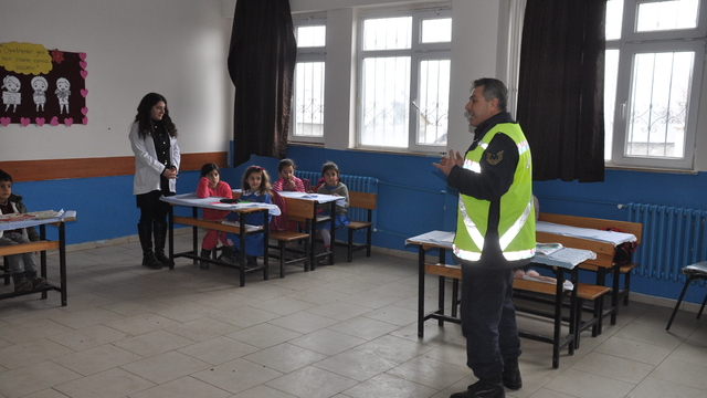 Bulanık'ta jandarma ekiplerinden öğrencilere trafik eğitimi