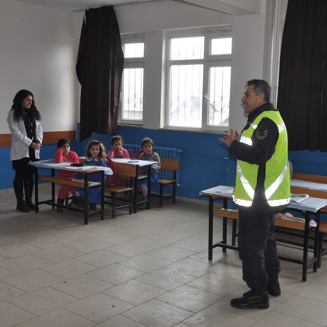 Bulanık'ta jandarma ekiplerinden öğrencilere trafik eğitimi