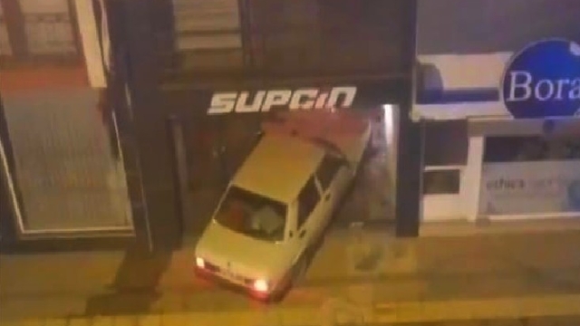 Kontrolden çıkan otomobil iş yerine daldı; o anlar kamerada