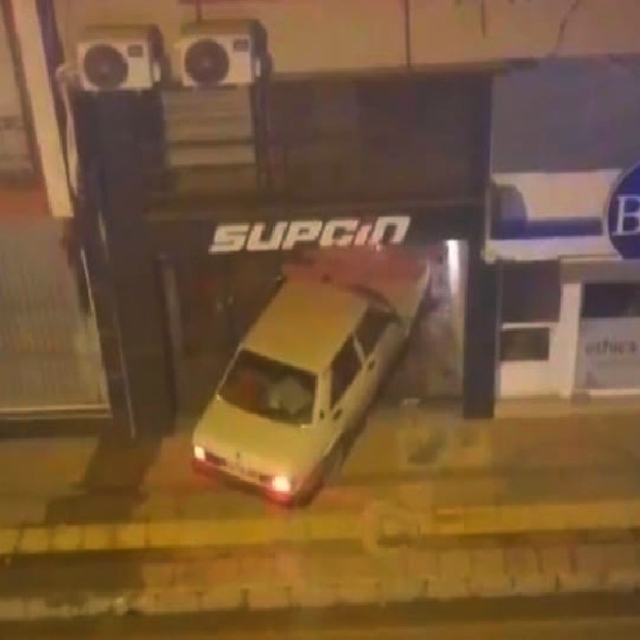 Kontrolden çıkan otomobil iş yerine daldı; o anlar kamerada