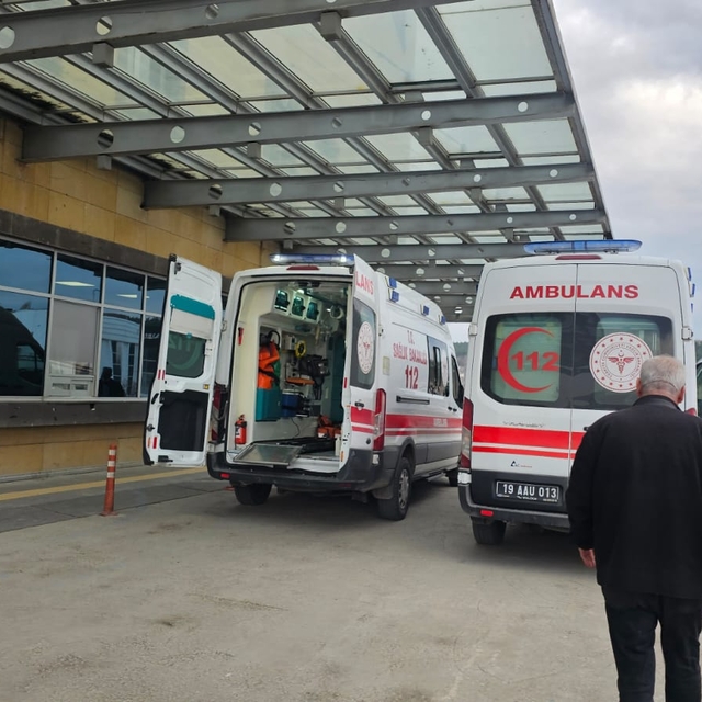 Çorum'da kamyonetle duvar arasında sıkışan sürücü yaralandı