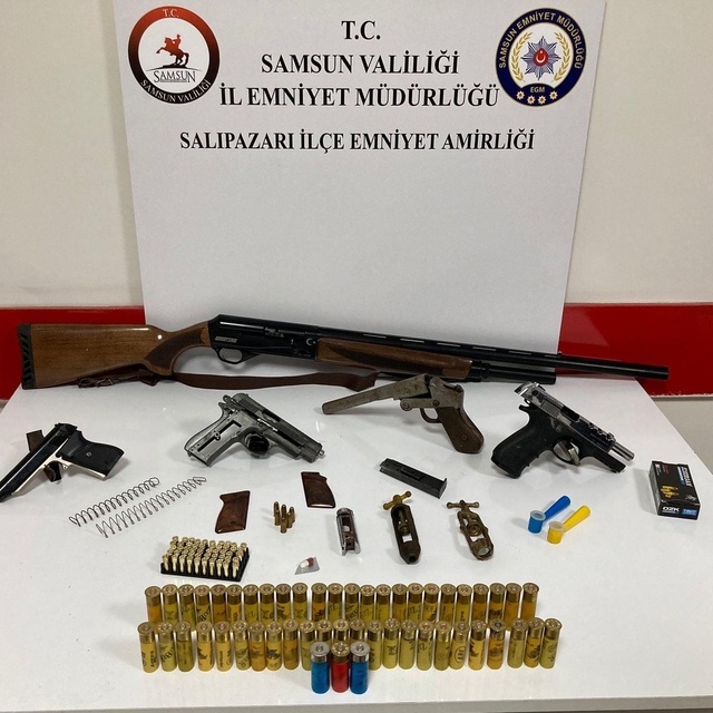 Samsun'da bir zanlının evinde 5 silah ile fişekler ele geçirildi