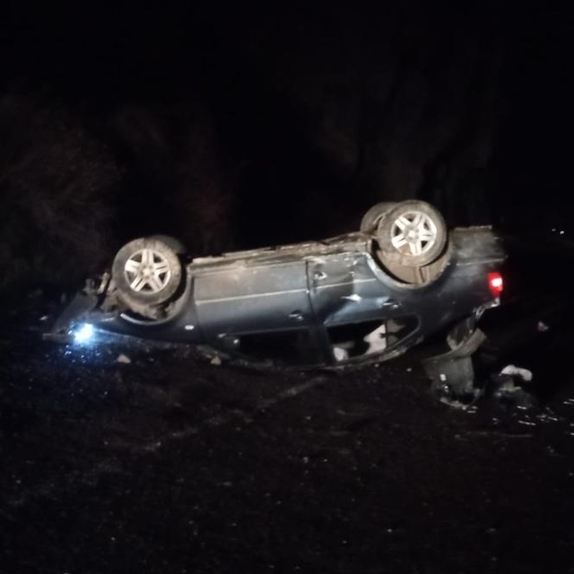 Hakkari-Çukurca kara yolunda devrilen otomobildeki 3 kişi yaralandı
