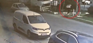 Kazaya karışan TIR'ın altında kalmaktan son anda kurtuldu; o anlar kamerada