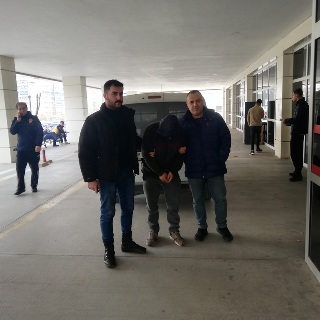 Manisa'da cinsel taciz ve istismar iddiasıyla gözaltına alınan şüpheli tutu...
