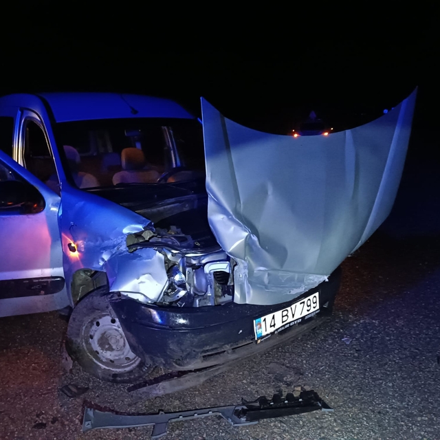 Mudurnu'da bariyere çarpan hafif ticari aracın sürücüsü yaralandı