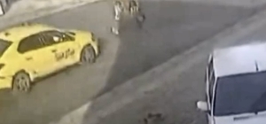 El ele tutuşup karşıya geçen 2 ilkokul öğrencisine taksi çarptı; kaza kamerada