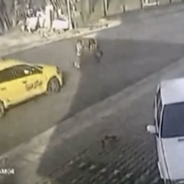 El ele tutuşup karşıya geçen 2 ilkokul öğrencisine taksi çarptı; kaza kamer...