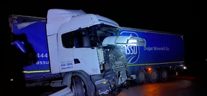 Mudurnu'da bariyere çarpan tır sürücüsü yaralandı