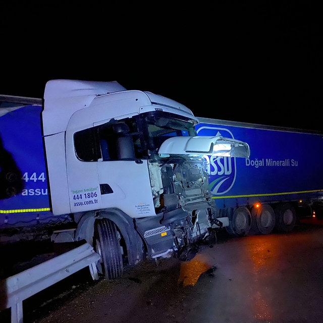 Mudurnu'da bariyere çarpan tır sürücüsü yaralandı