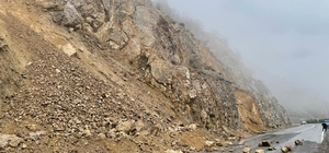 Artvin-Ardanuç-Şavşat kara yolunda heyelan meydana geldi