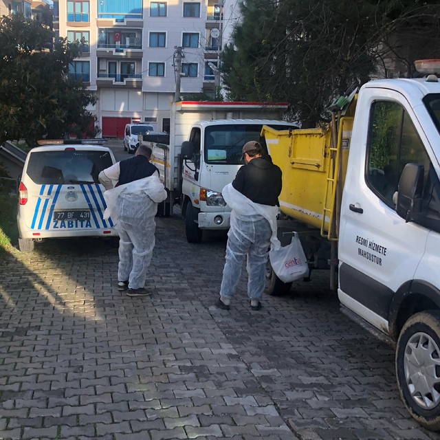 Yalova'da kötü kokular yayılan evden 2 ton çöp çıkarıldı