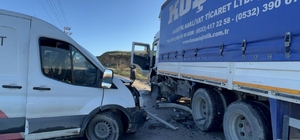 Kocaeli'de kamyon ile panelvanın çarpıştığı kazada 1 kişi yaralandı