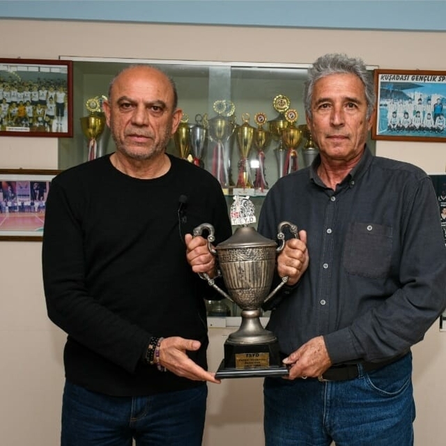 Kuşadası'nda efsane futbolculara Başkan Günel'den vefa