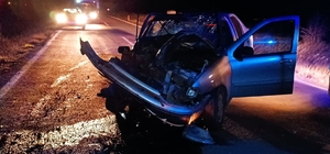 Çavdarhisar'da otomobil ile traktörün çarpıştığı kazada sürücüler yaralandı