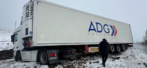 Muradiye'de kontrolden çıkan tır yolun kenarındaki tarlaya savruldu