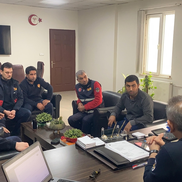 Şanlıurfa'da göçük altından çıkarılan işçi, kendisini kurtaran itfaiye ekib...