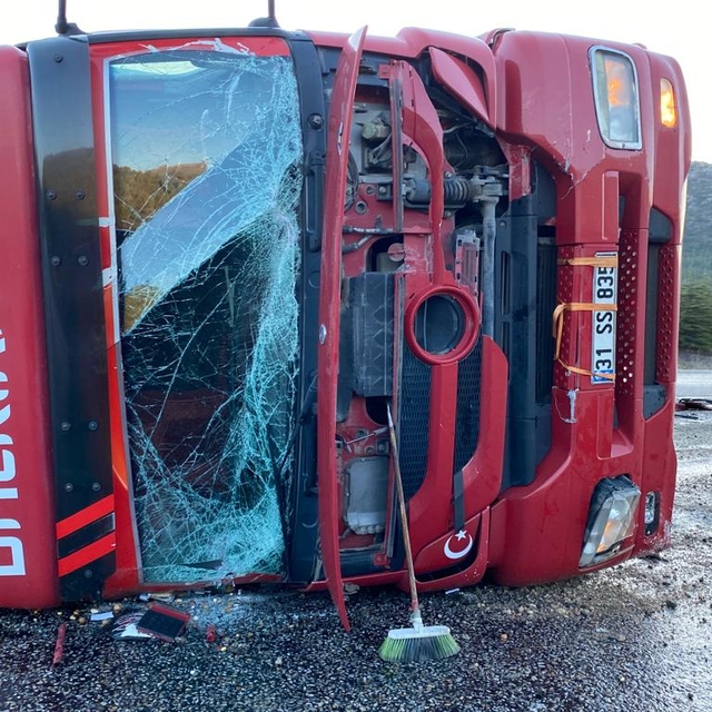 Konya'da devrilen tırın sürücüsü yaralandı