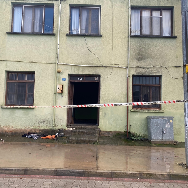 Antalya'da evde çıkan yangında 1 kişi hayatını kaybetti