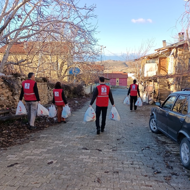 Hüyük ilçesinde ihtiyaç sahibi çocuklara kıyafet yardımı yapıldı