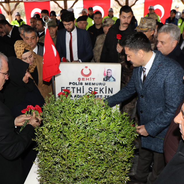 Şehit polis Fethi Sekin Elazığ'da kabri başında anıldı