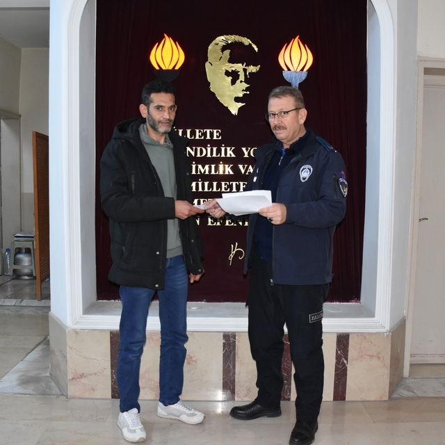 Konya'da vatandaşlar, buldukları para ve cüzdanı zabıtaya teslim etti