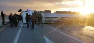 Konya'da tır devrildi 2 kişi yaralandı