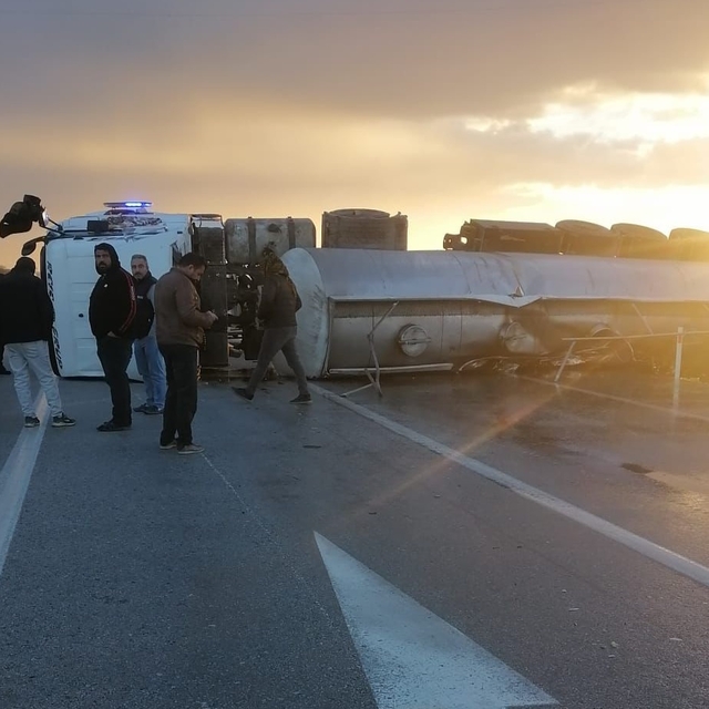 Konya'da tır devrildi 2 kişi yaralandı
