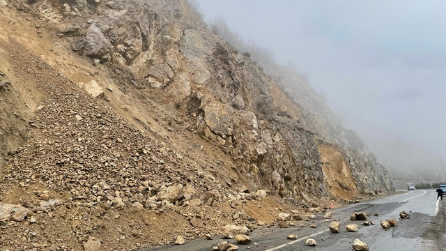 Artvin-Ardanuç-Şavşat kara yolunda heyelan meydana geldi
