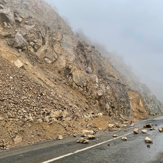 Artvin-Ardanuç-Şavşat kara yolunda heyelan meydana geldi