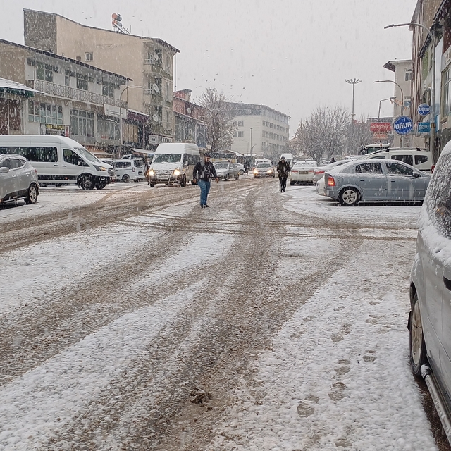 Malazgirt'te kar yağışı etkili oldu
