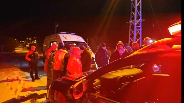 Ardahan'da minibüs şarampole devrildi: 15 yaralı