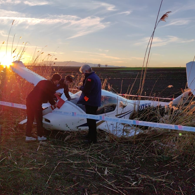 Bursa'da eğitim uçağı tarlaya zorunlu iniş yaptı (2)
