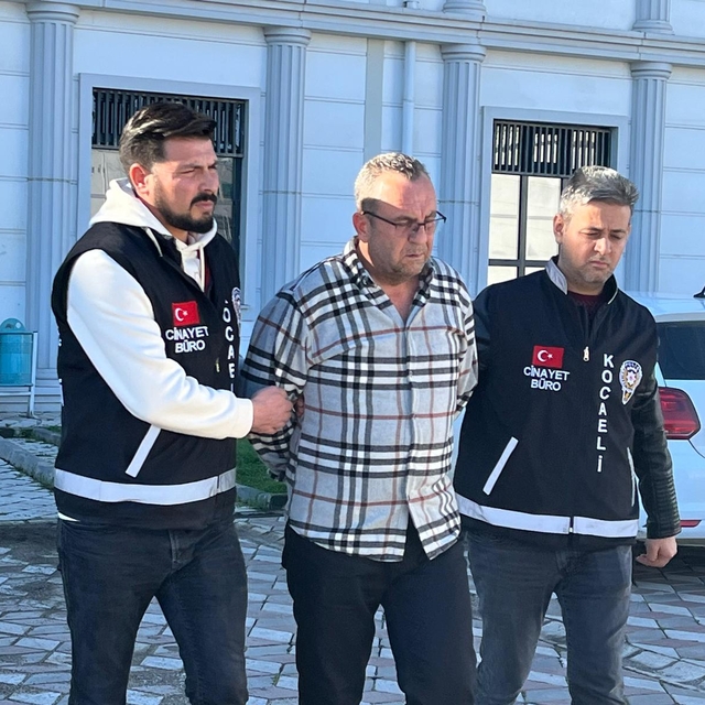 2 yıl önce boşandığı kadını öldüren şüpheli, polise teslim oldu (3)