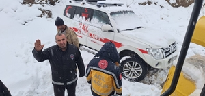 Siirt'te kar nedeniyle köyde mahsur kalan hasta hastaneye ulaştırıldı