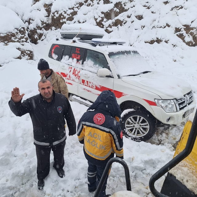 Siirt'te kar nedeniyle köyde mahsur kalan hasta hastaneye ulaştırıldı